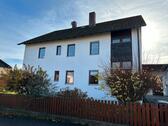 Foto - Freist. Einfamilienhaus in Beratzhausen mit sep. Wohnung im 1. OG