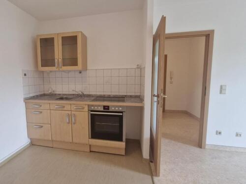 Foto - GÜNSTIGE Singlewohnung mit EINBAUKÜCHE, Balkon und PKW-Stellplatz zu vermieten!