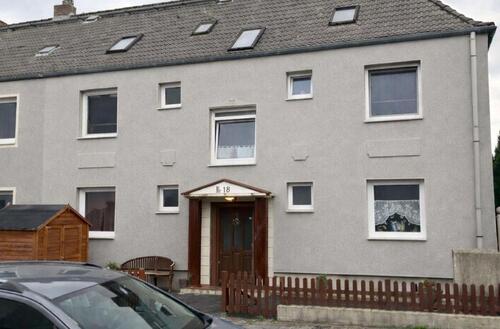 Foto - 4 Zimmer ,1.OG , Küche , 2 x Bad , Opt. auf : Garage , Garten