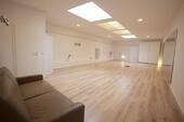 Foto - Seminarraum mit Spiegel, Yoga, Pilates, Therapie, Theater, Film