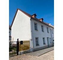 Charmantes Reihenendhaus mit großzügigem Wohnkonzept und Grünhang - Gößnitz