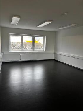 Foto - moderne Büro- Praxen- Gewerbeflächen mit Parkplätzen