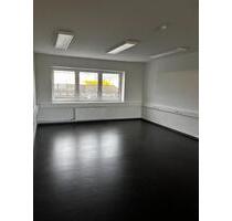 moderne Büro- Praxen- Gewerbeflächen mit Parkplätzen - Demmin