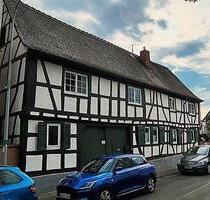 Historisches Fachwerkhaus, 3 Whg. und Nebengebäuden - Messel