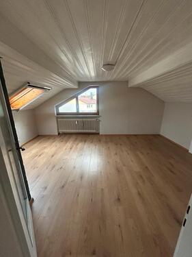 Foto - 2 Zimmer Dachgeschoss Wohnung - 450,00&nbsp;EUR Kaltmiete, ca.&nbsp; 50,00&nbsp;m&sup2;