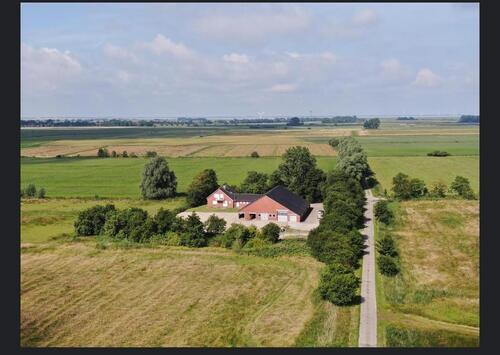 Foto - Resthof Pferdehaltung Weideland Haus mit Scheune