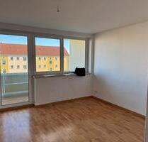 2-Raumwohnung mit Balkon im 1. OG inkl. zusätzlichem Zimmer mit Flur und Gäste-WC im DG mit Blick ins Grüne - Strehla