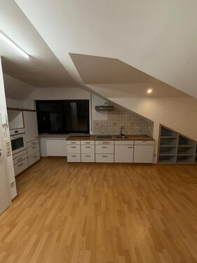 Foto - Helle Dachgeschosswohnung mit Einbauküche & Einbauschränken