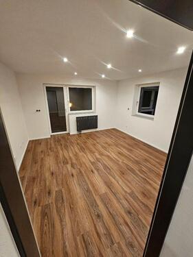 Foto - 2 Zimmer, riesen Balkon, Badezimmer mit Badewanne und Fenster
