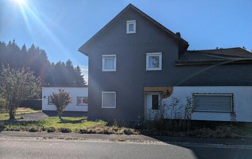 Foto - Wohngebäude mit zwei verbundenen Hausteilen, Nebengebäude und Pho