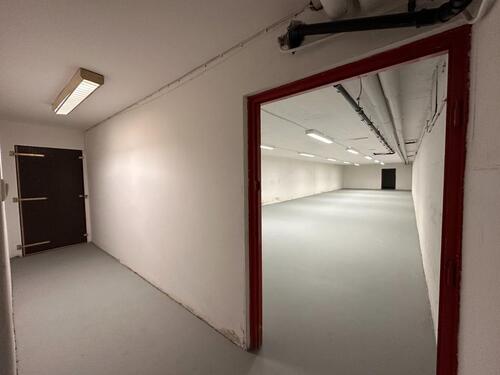 Foto - Große Lagerhalle mit Lastenaufzug