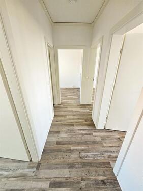 Foto - Charmante 3 Zimmer Wohnung mit verglastem Balkon in Top Lage – modern, hell & mitten im Grünen!