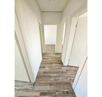 Charmante 3 Zimmer Wohnung mit verglastem Balkon in Top Lage – modern, hell & mitten im Grünen! - Halle (Saale) Gesundbrunnen