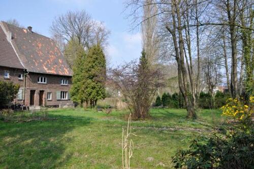 Foto - Bauernhaus mit Scheune und großzügigem Grundstück