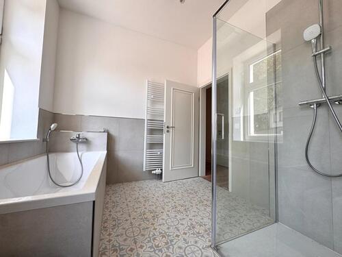 Foto - Erstbezug nach Sanierung: 2,5-Zimmer-Wohnung mit eigenem Hauseingang & Garten