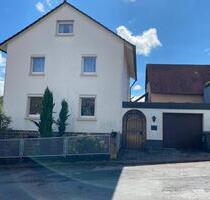 2-3 Parteienhaus mit 10 Zimmern und Garage in Kämpfelbach