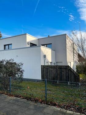 Foto - Moderne Wohnung mit Dachterrasse und Küche und Carport