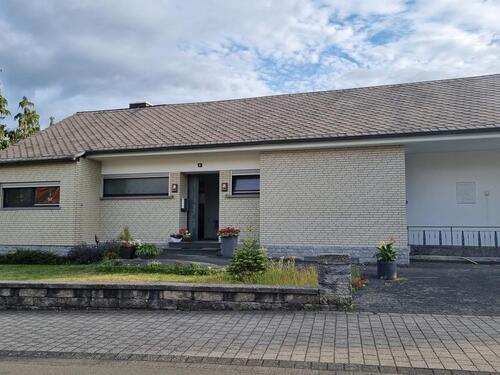 Foto - Freistehendes Einfamilienhaus mit Einliegerwohnung im Keller