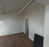 2 Büroräume, Teeküche - 250,00 EUR Kaltmiete, ca.  8,00 m² in Schonungen (PLZ: 97453) Forst