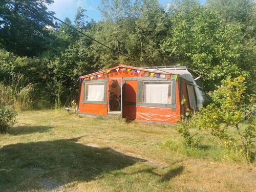 Foto - Dauercamping-Parzelle mit Wohnwagen & Vorzelt – Dahner Felsenland