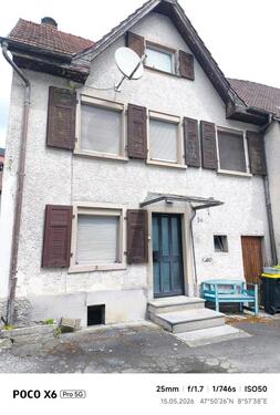 Foto - Älteres, renovierungsbedürftiges Haus
