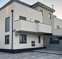 Helle Neubauwohnung mit 75qm Terrasse in Pohlheim!