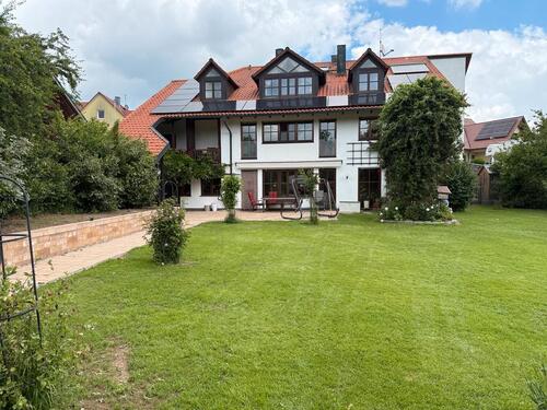 Foto - Mehrgenerationen Haus mit kleinem Bach hinter dem Haus und Wiese