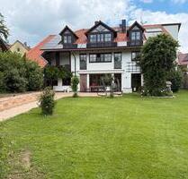 Mehrgenerationen Haus mit kleinem Bach hinter dem Haus und Wiese - Burkardroth