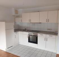 renovierte 2-Zimmer- Wohnung mit kleinem Balkon und Einbauküche im 1. Obergeschoss, Provisionsfrei - Crimmitschau