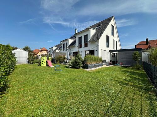 Foto - Familienfreundlich & energieeffizient: neuwertige DHH von privat