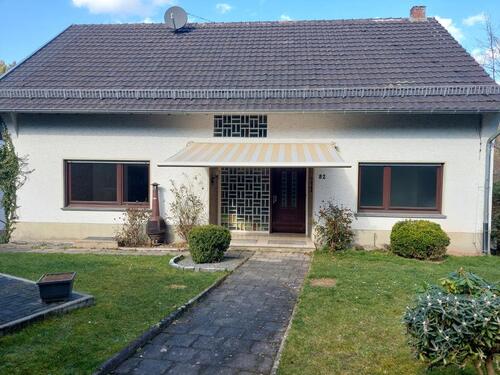Foto - Großes freistehendes Haus mit Garage Balkon, Garten usw.