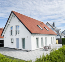 Modernes Energie‑Effizienzhaus mit Spa, Carport, Einliegerwohnung - Friedberg