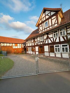 Foto - Großes 9-Zimmer-Familienhaus mit 320 m² + riesiger Scheune