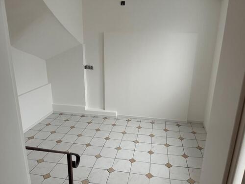 Foto - 3 Zimmer Wohnung zu vermieten 100 qm Bad WC neu, teilweise renov.