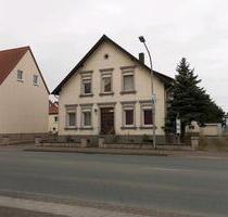 Großzügiges Zweifamilienhaus inkl Garten Garagen und Grillhütte - Lage