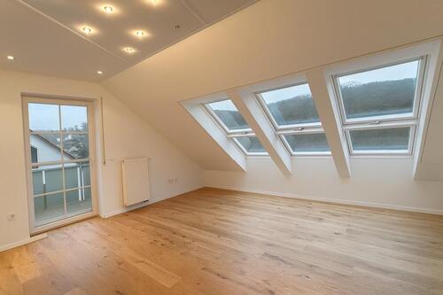 Foto - Neu renovierte 2-Zi-DG-Wohnung mit Balkon, Garten & Stellplatz