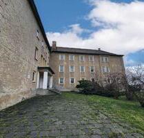 Sangerhausen: Mehrfamilienhaus zum Sanieren, mit Entwurfs-Konzept für Wohnen