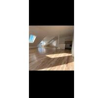Neuwertige 3,5 Zimmer-Wohnung mit Balkon und EBK in Griesheim