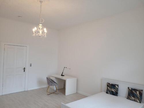 Foto - Grosses Altlbau-WG-Zimmer mit Balkon und komplett möbliert