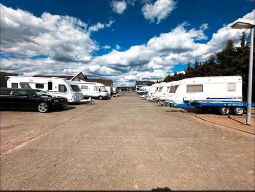 Foto - Parkplatz Stellplatz Wohnmobil Wohnwagen Motorboot Anhänger