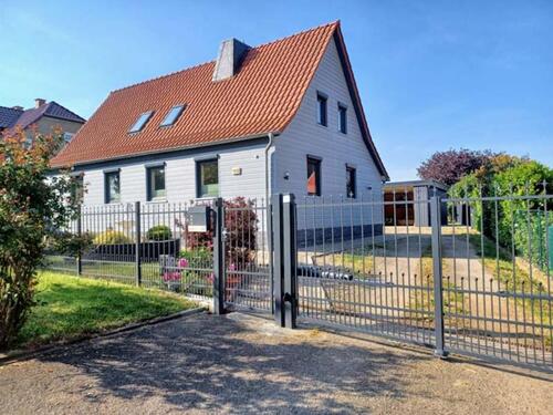 Foto - Freistehendes Einfamilienhaus mit Garten, Terrasse und Kamin