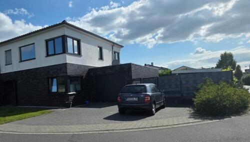 Foto - Doppelhaushälfte mit Garage und Garten