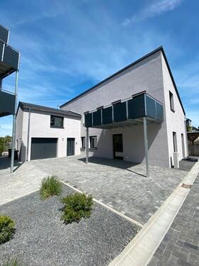 Foto - Kernsanierte 3-Zimmer-Wohnung mit Einbauküche und Terrasse