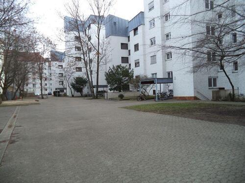 Foto - Mitten drin: Renovierte, helle 3-Zi.-Wohnung mit Balkon