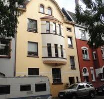 Charmante, gemütliche 2,5-Zimmer-Altbau-DG-Wohnung in Rheinnähe für junge Leute - Duisburg Laar
