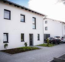 Neubau-Doppelhaushälfte in Top-Lage Deggendorf – Erstbezug mit Garten, EBK & Garage