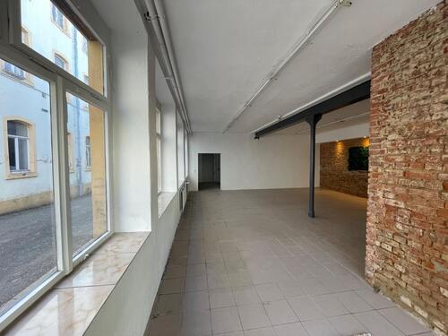Foto - Gewerbegebäude mit 344 m² PKW befahrbar + 32A + WC Anlage