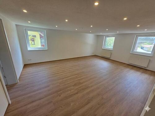 Foto - Neu renovierte 5 Zimmer Wohnung mit 132m², Einbauküche, LED etc