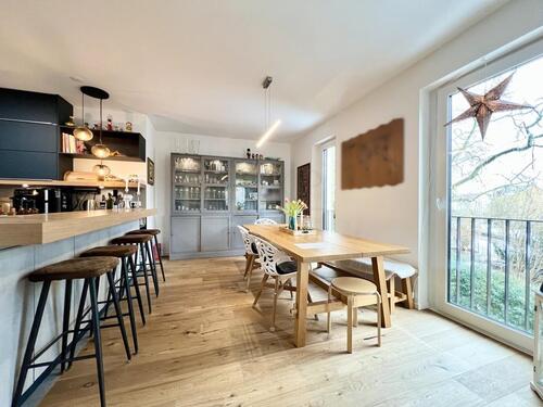 Foto - Kriftel: Elegante 4-Zimmer-Wohnung mit 2 Bädern, Balkon mit Glasgardinen und Aufzug