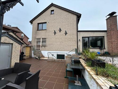 Foto - Freistehendes Einfamilienhaus auf großem Grundstück